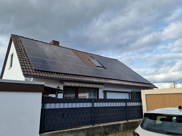 Einfamilienhaus mit Photovoltaikanlage auf dem Satteldach